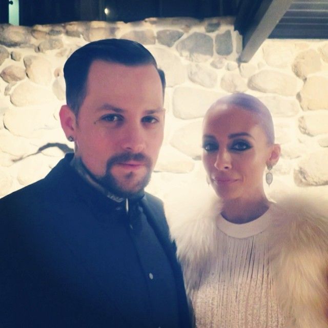 Benji Madden em um terno com Nicole Richie