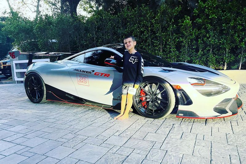 Scott Disick compartilha foto rara de Son Reign na frente de um carro de corrida