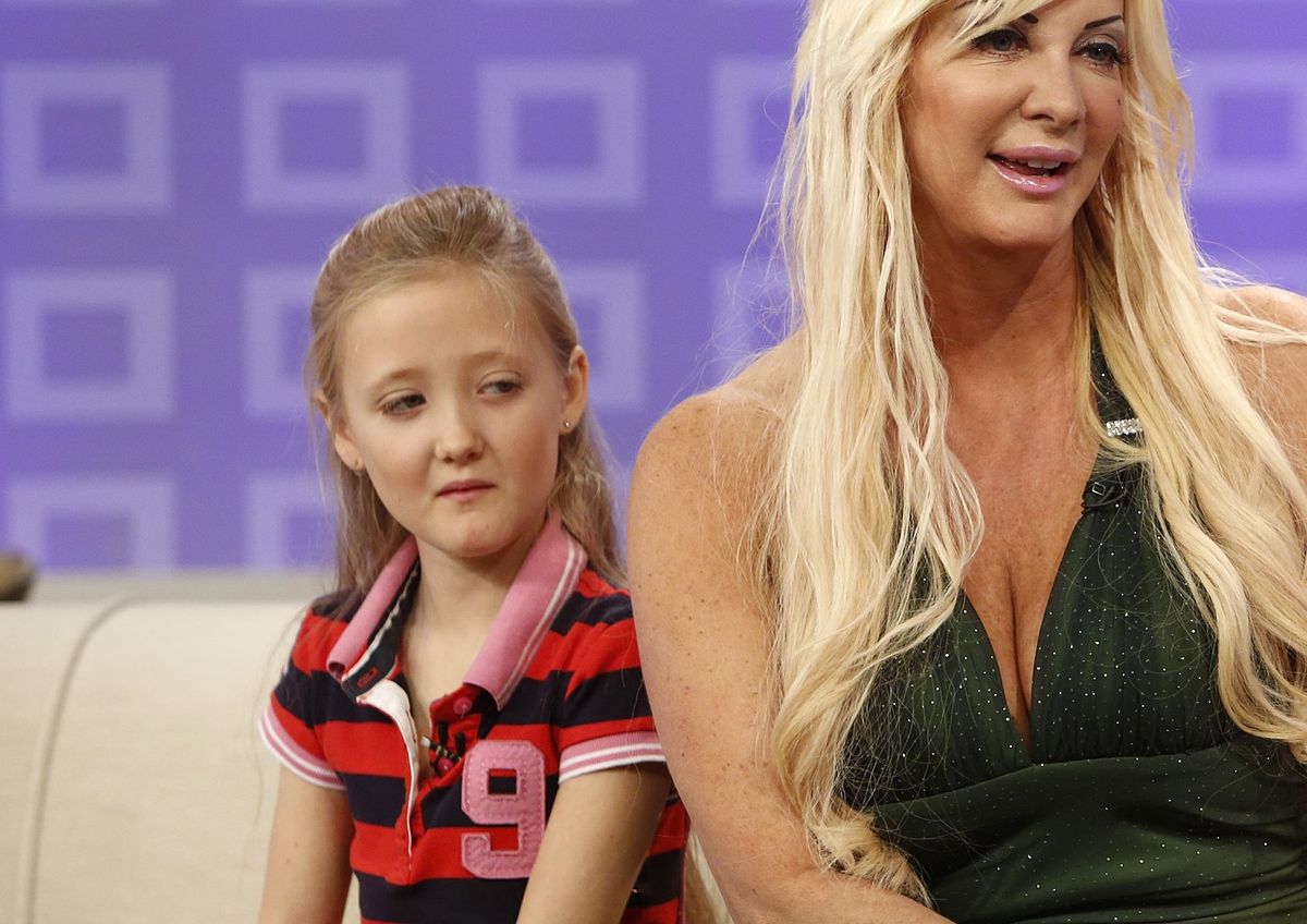 Sarah 'Human Barbie' Burge gibt ihrer 10-jährigen Tochter Gutscheine für plastische Chirurgie